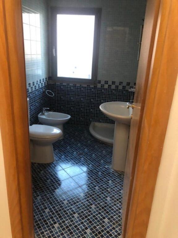 Jepet garsoniere me qera per zyre tek zogu zi