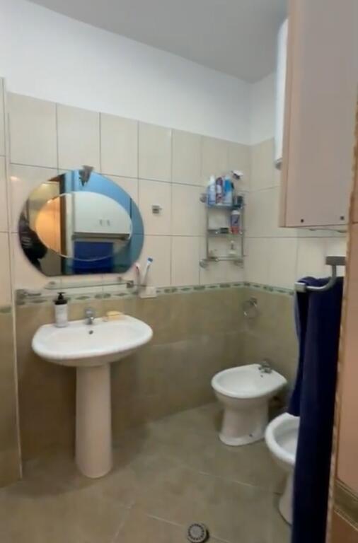 Shitet apartament 2+1+2 tek rrethi ne Astir