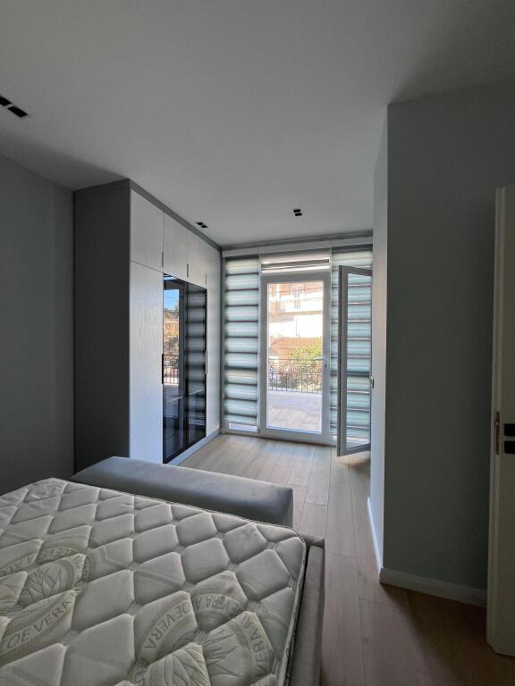 Qera, Apartament 2+1+2, Sauk