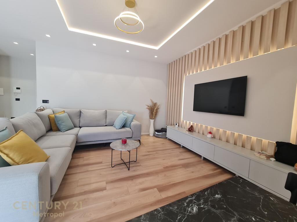 OFROJ PER QIRA APARTAMENT 1+1-PRANE TEGUT!