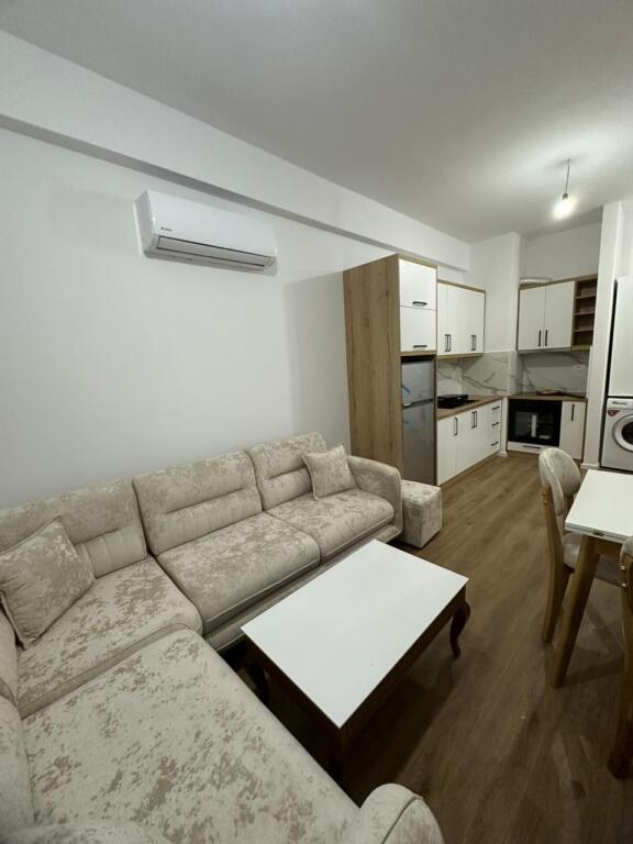 1+1 in affitto, Rezidenca Kadiu