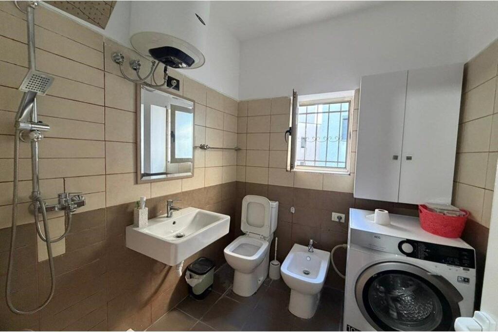 Jepet me Qira Shtëpi Private 1+1 me 2 Poste Parkimi