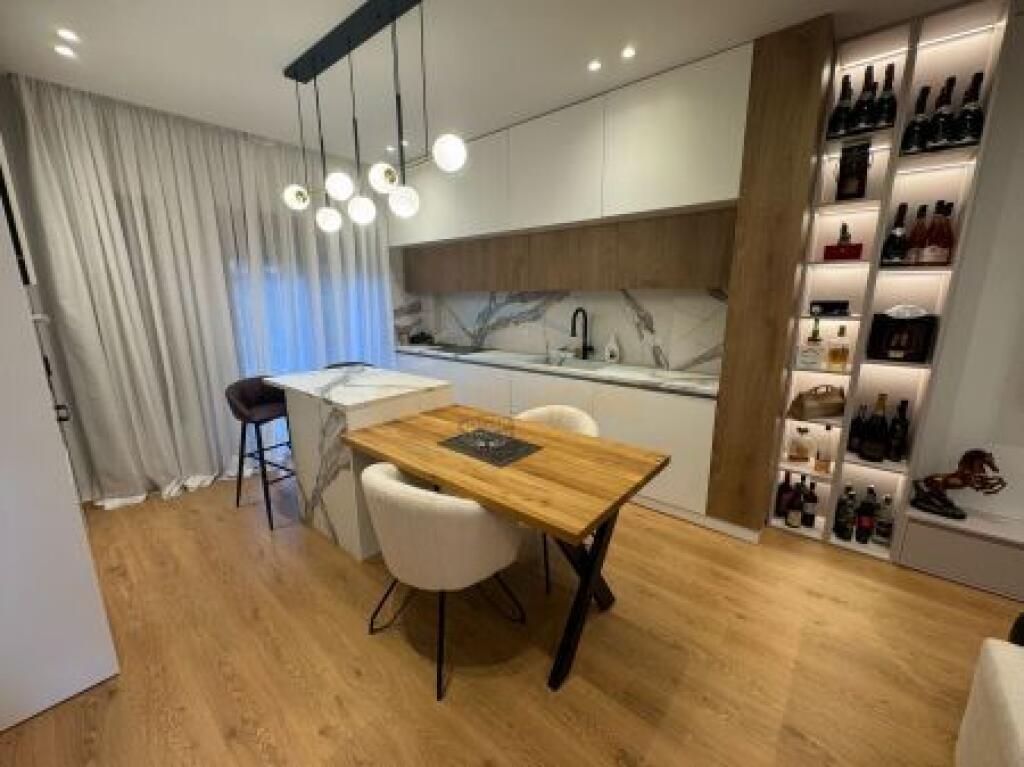 Qera, Vilë 3-Katëshe, TEG , Tiranë.