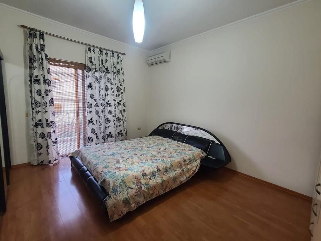 Villa di 3 piani in vendita vicino alle Ville Americane. Via 3 Fratelli Kondi 