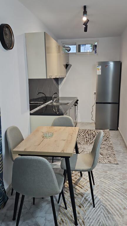 Jepet apartament me qera 1+1