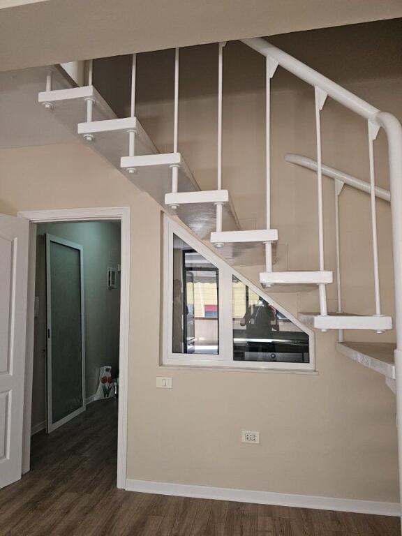 ZYRE ME QERA 130 M2 QENDER 1000 EURO