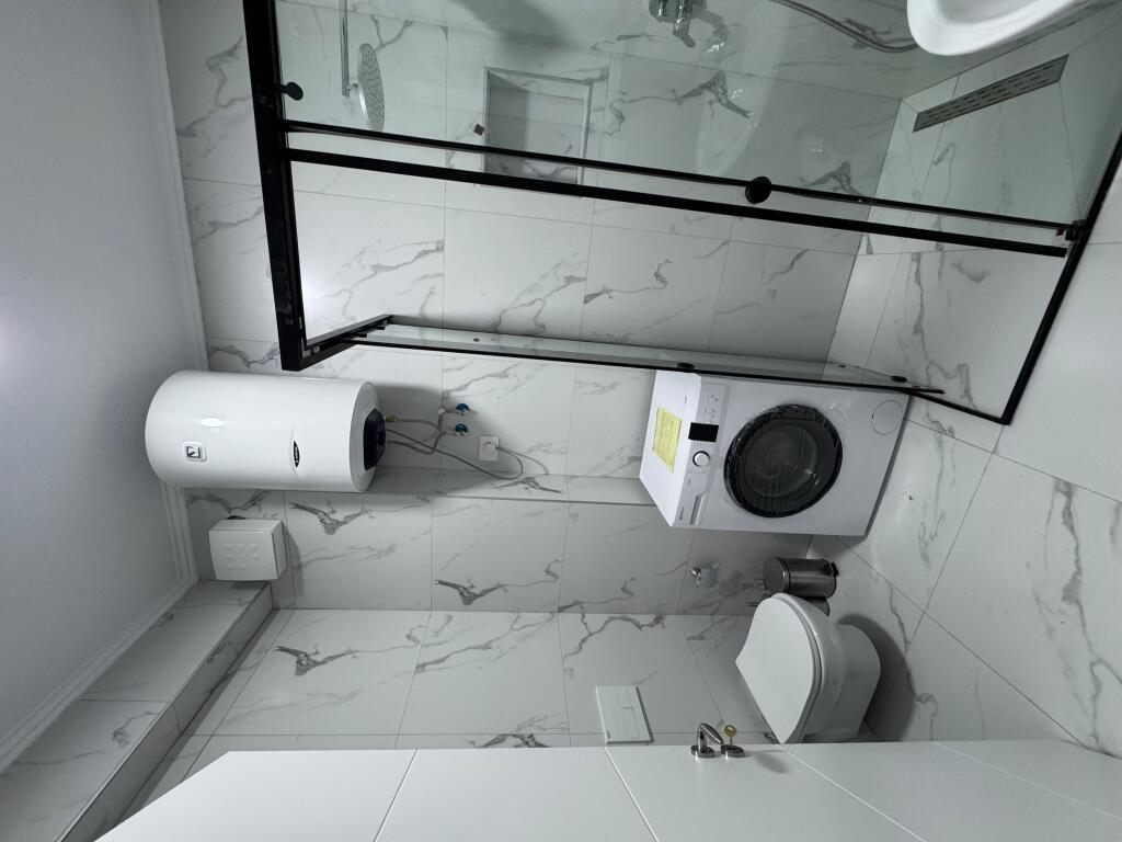 Apartment 1+1 for rent – Astir  Apartment 1+1 for rent, fully furnished with new furniture. The apartment is new, located on the 5th floor and has an area of 70 m².  📍 Address: Urban Gate Building, opposite Jolla Complex, Astir 💰 Price: 45000 lek / month