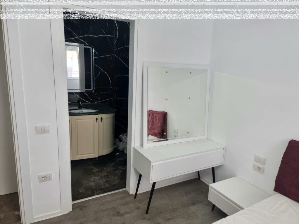 Shitet apartament tek Liqeni i Thate