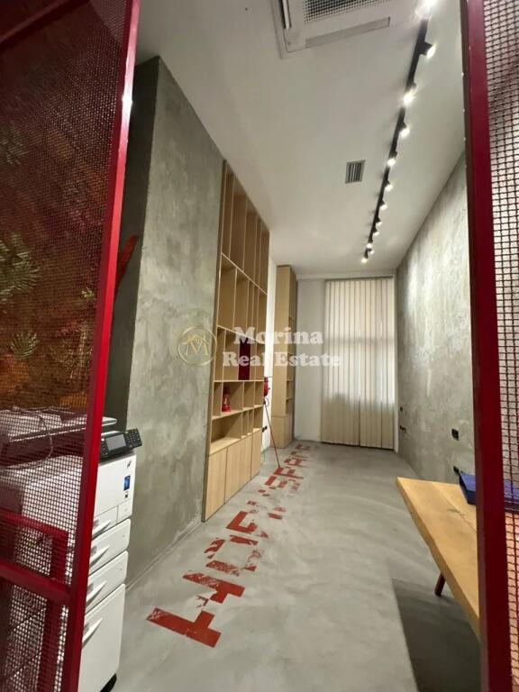 Qera | Ambjent Biznesi | Rruga Bardhok Biba , Galeria 17 Nentori 500 €/muaj