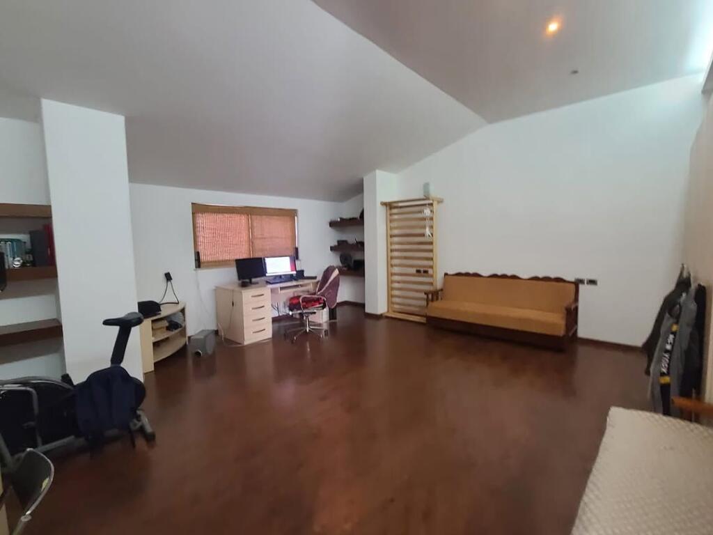 Villa di 3 piani in vendita vicino alle Ville Americane. Via 3 Fratelli Kondi 