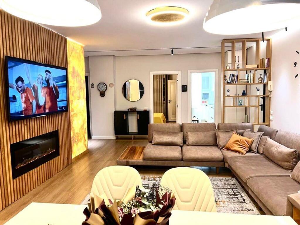 Rruga e Kavajes, prane Square 21 japim me qira: 3+1+2 tualete