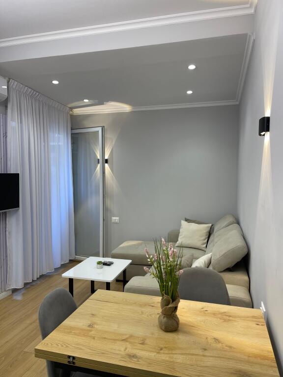 🏡 Shitet Apartament 1+1 – Rruga Peti, Liqeni i Thatë