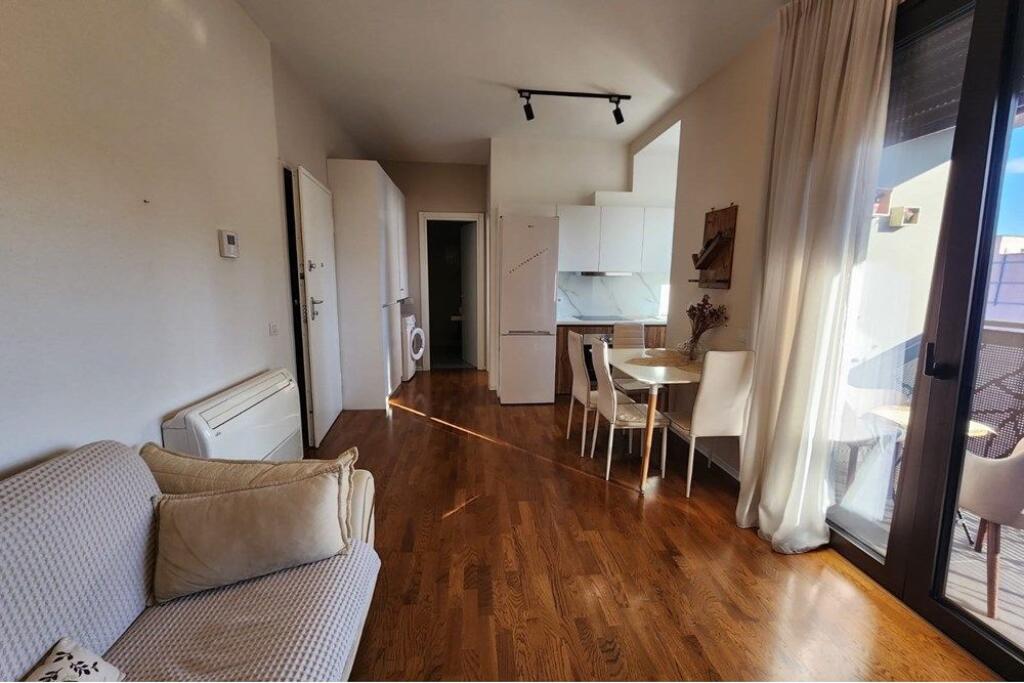 Apartament 1+1 me qira te Rr Barikadave!