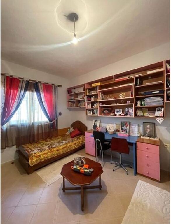 Jepet me Qira Apartament 3+1+2 në Astir