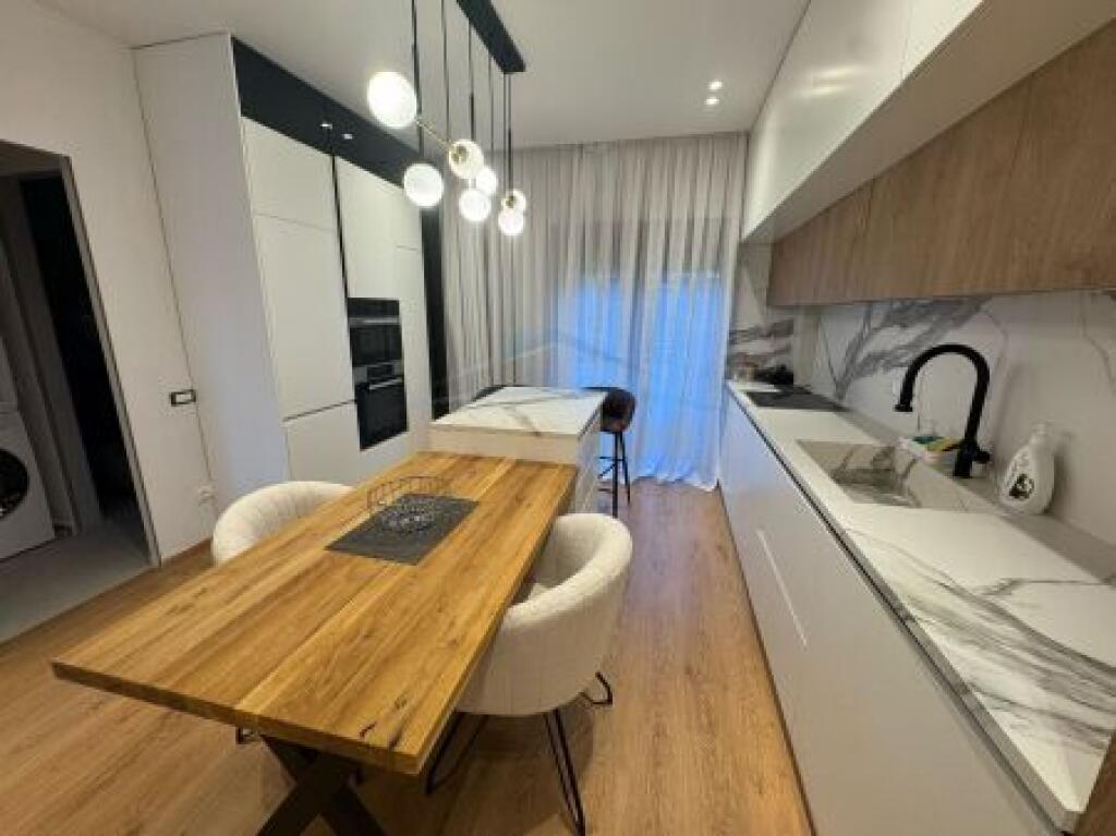 Qera, Vilë 3-Katëshe, TEG , Tiranë.