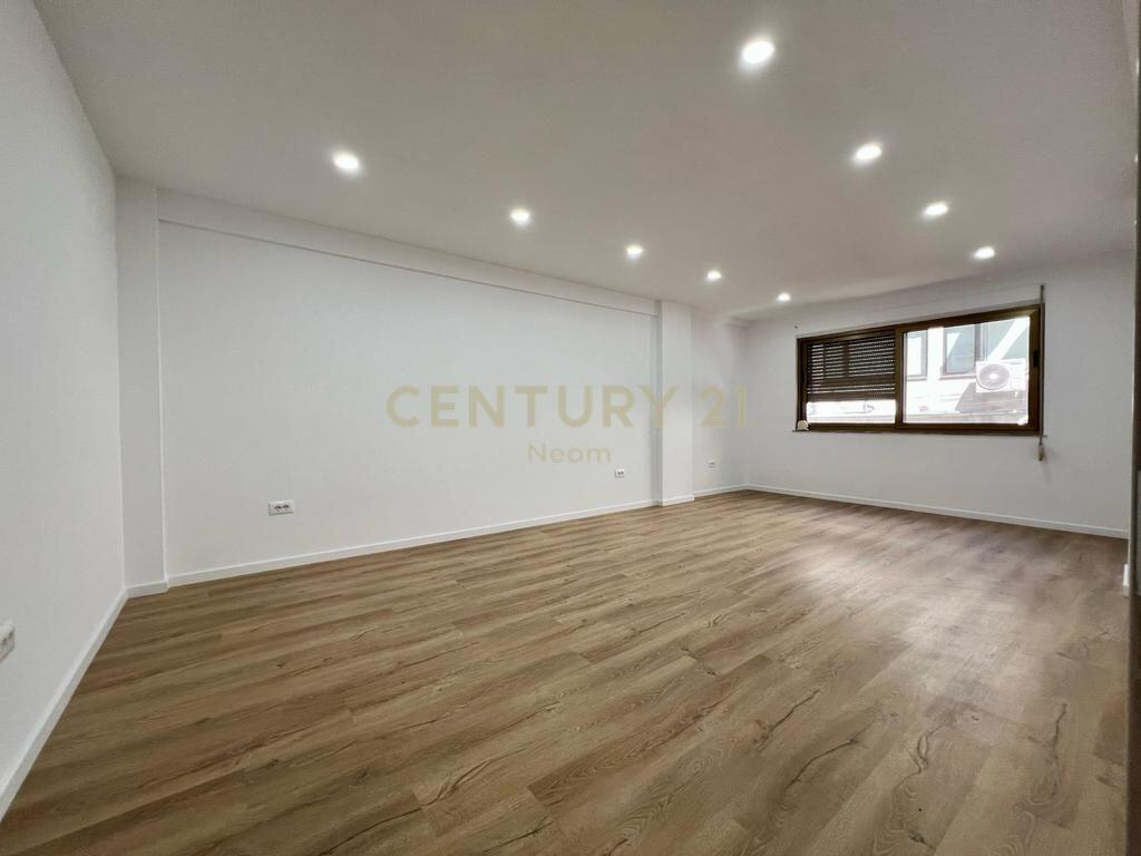 Bloku, Piazza Willson, Affittiamo locale per ufficio