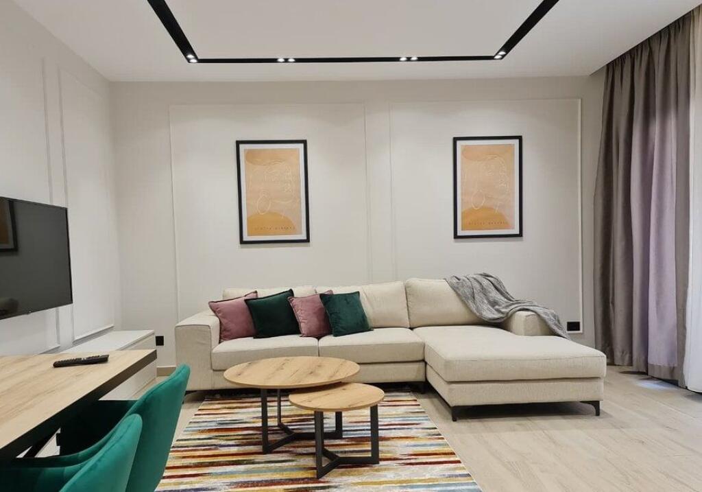 Jepet me Qira Apartament Luksoz 1+1 me Parkim – pranë TEG