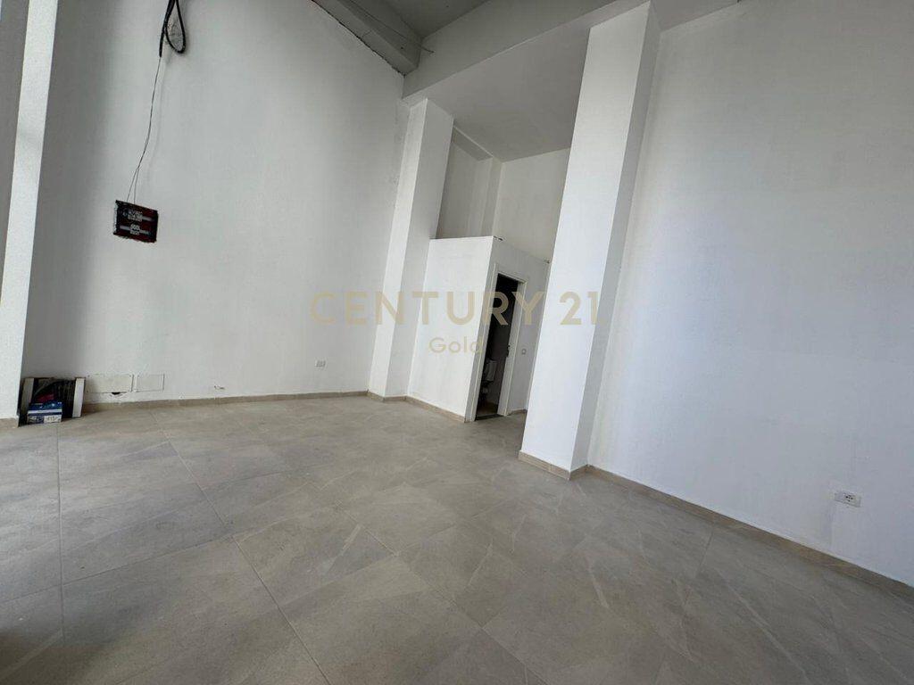 Jepet Ambient Komercial Per Qira prane Shkolles se Kuqe !