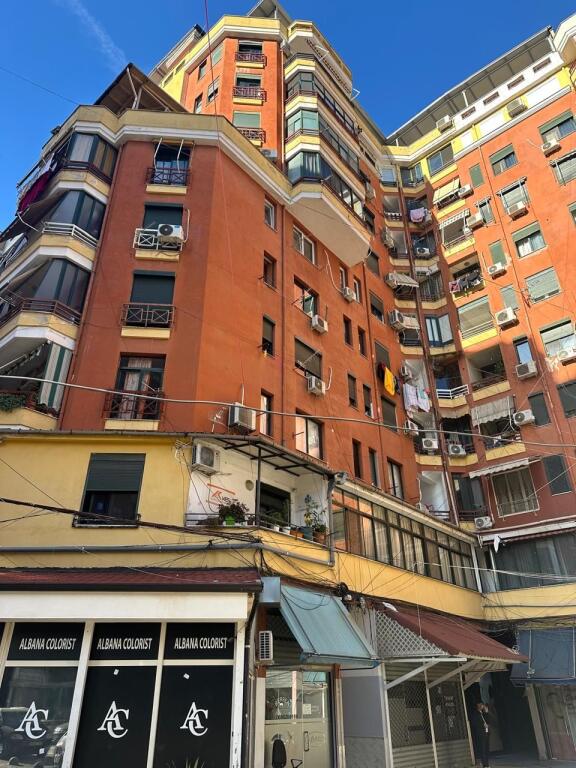 1+1, presso l'ex stazione degli autobus, prezzo 550 mila lek