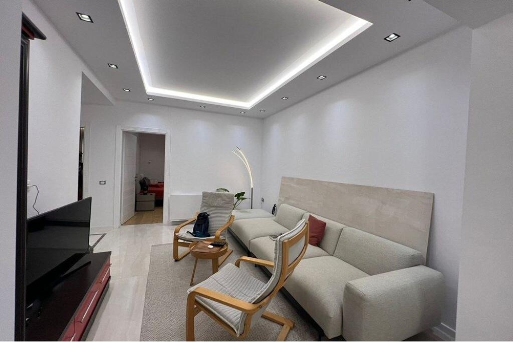 Jepet me qira 2+1 tek Tregu Çam,Postes Qendrore.