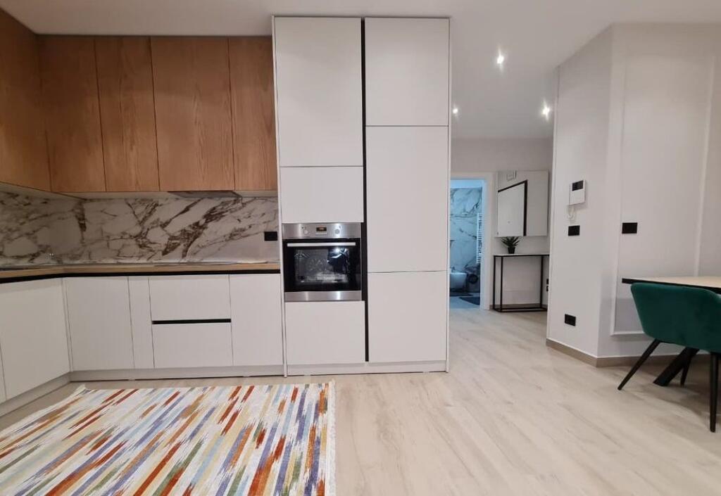 Jepet me Qira Apartament Luksoz 1+1 me Parkim – pranë TEG
