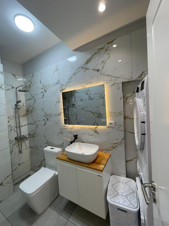 🏡 Shitet Apartament 1+1 – Rruga Peti, Liqeni i Thatë