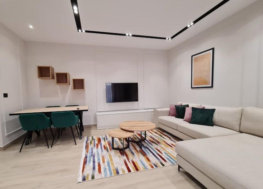 Jepet me Qira Apartament Luksoz 1+1 me Parkim – pranë TEG