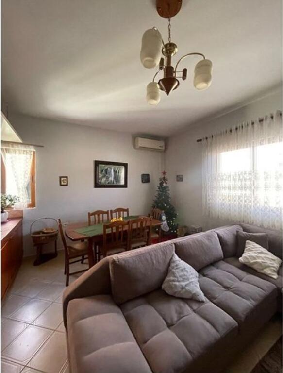 Jepet me Qira Apartament 3+1+2 në Astir