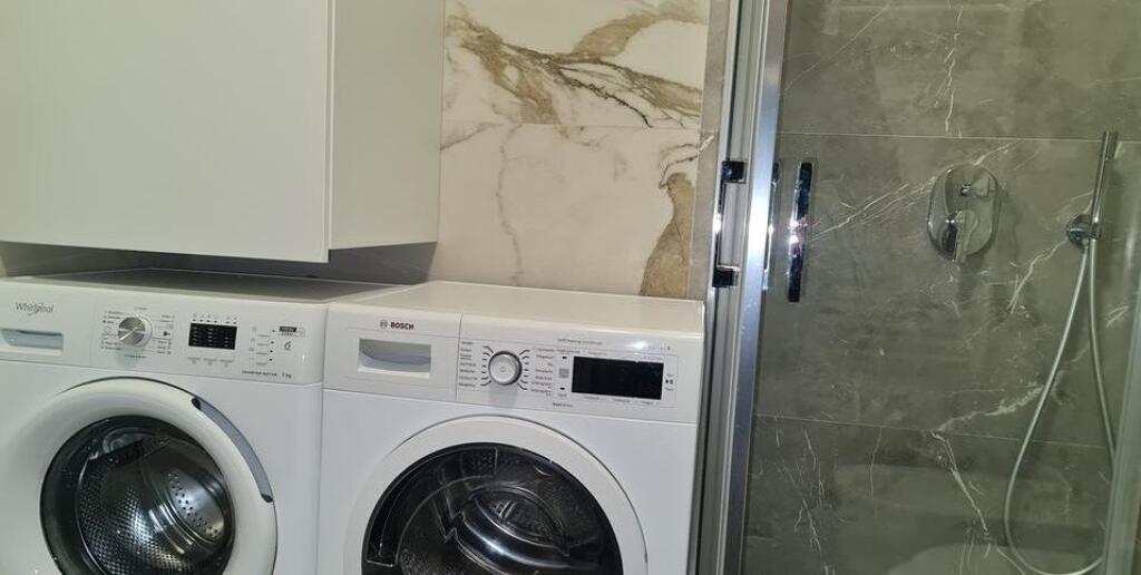 Jepet me Qira Apartament Luksoz 1+1 me Parkim – pranë TEG