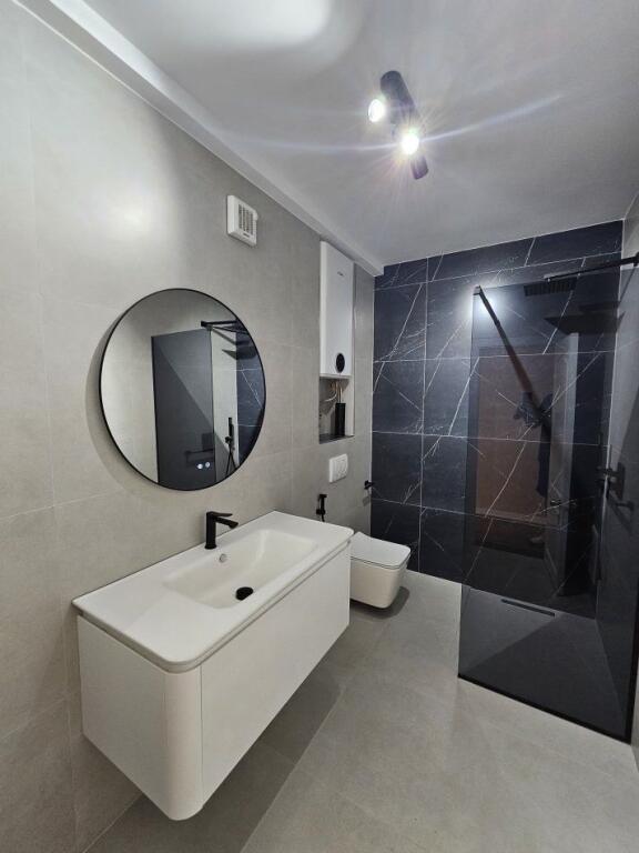 ZYRE ME QERA 130 M2 QENDER 1000 EURO