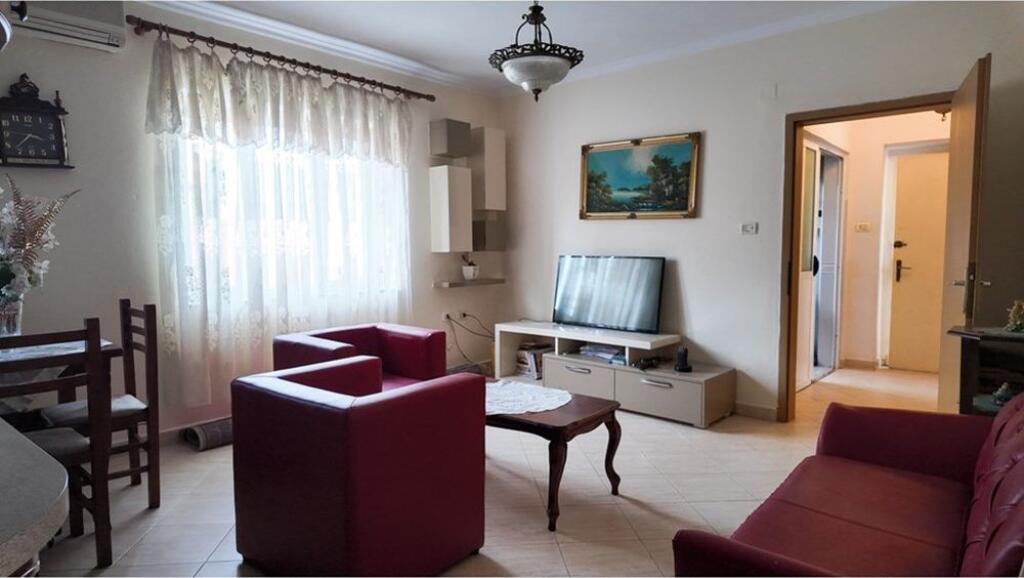 APARTAMENT PER QIRA3+1+2 PRANE PETRO NINIT !