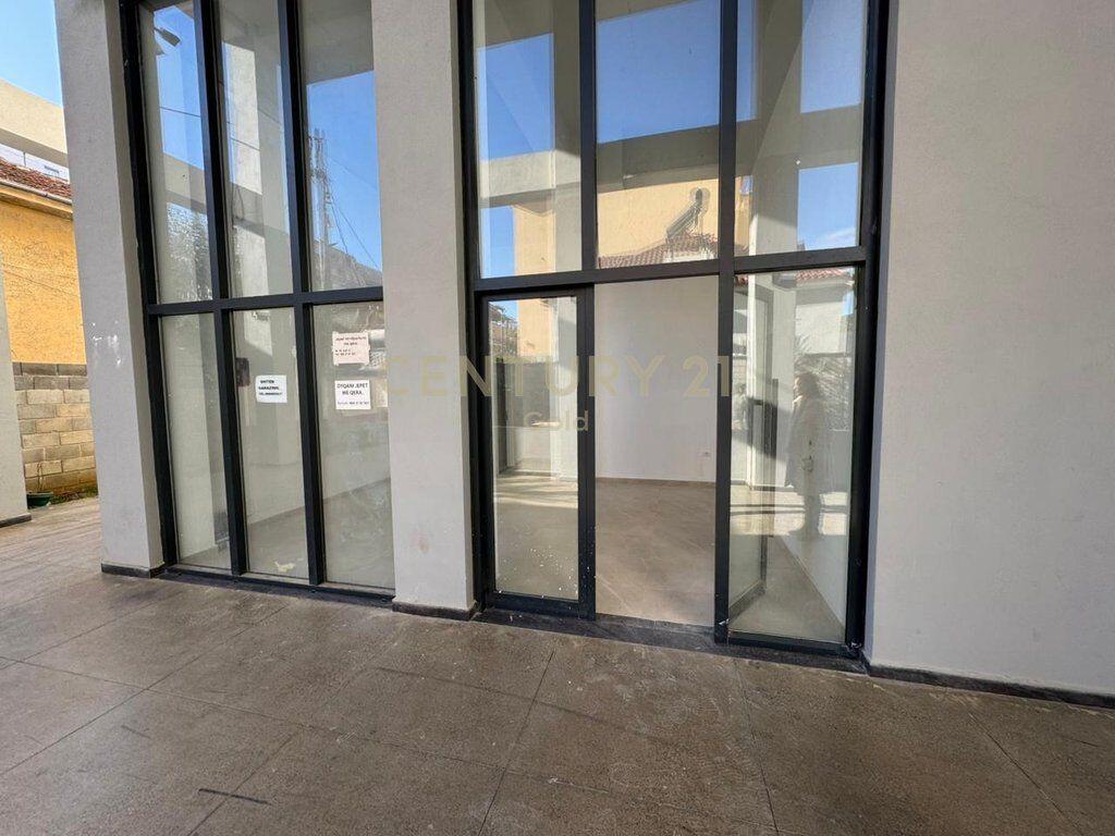 Jepet Ambient Komercial Per Qira prane Shkolles se Kuqe !