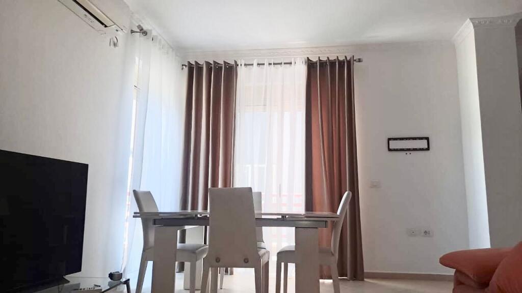 Shitet apartament tek Rruga Peti