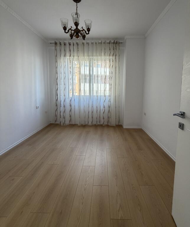 Shitet,Apartament 2+1, Fresku,Tirana
