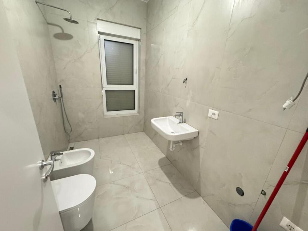 🏡 Jepet me qira apartament 1+1 📍 Ali Demi, Kompleksi Kadiu💶 Çmimi: 45.000 lekë / muaj