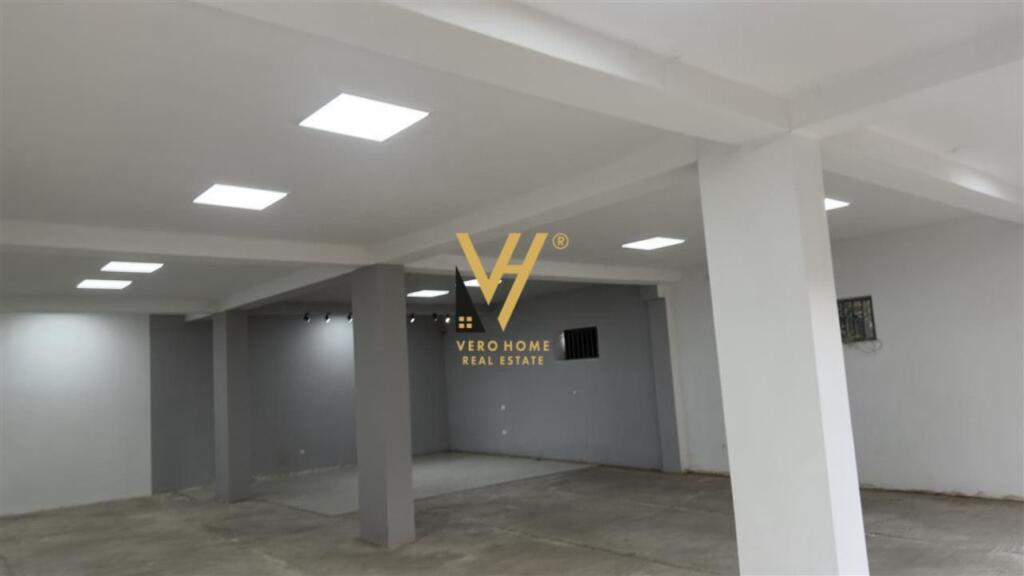 SI OFFRE AMBIENTE 200 M2 IN AFFITTO A FRESKU 100.000 LEKE