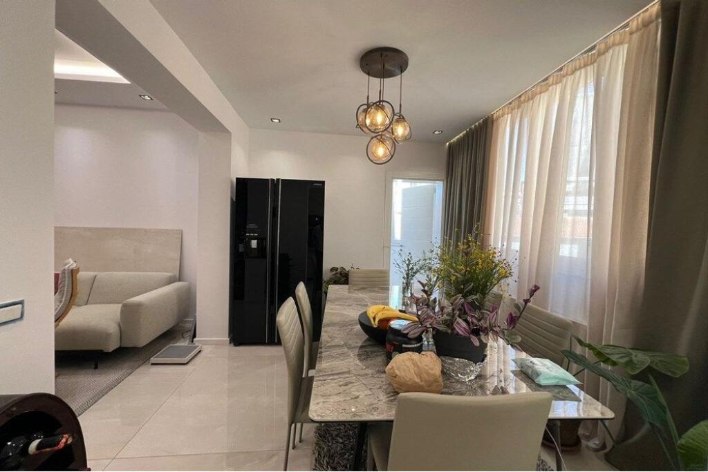 Jepet me qira 2+1 tek Tregu Çam,Postes Qendrore.