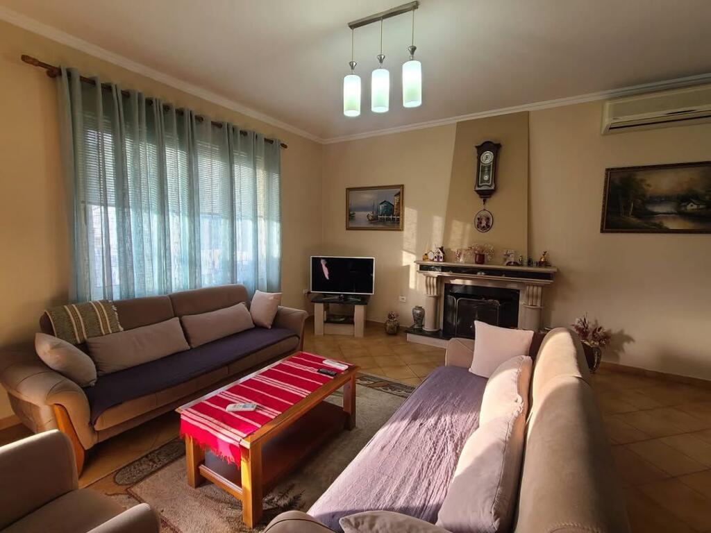 Villa di 3 piani in vendita vicino alle Ville Americane. Via 3 Fratelli Kondi 