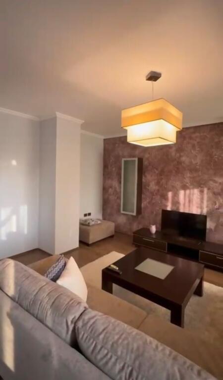 Jepet Shtepi  me qera,    ne Pallat i Ri 2+1              ID   13952        