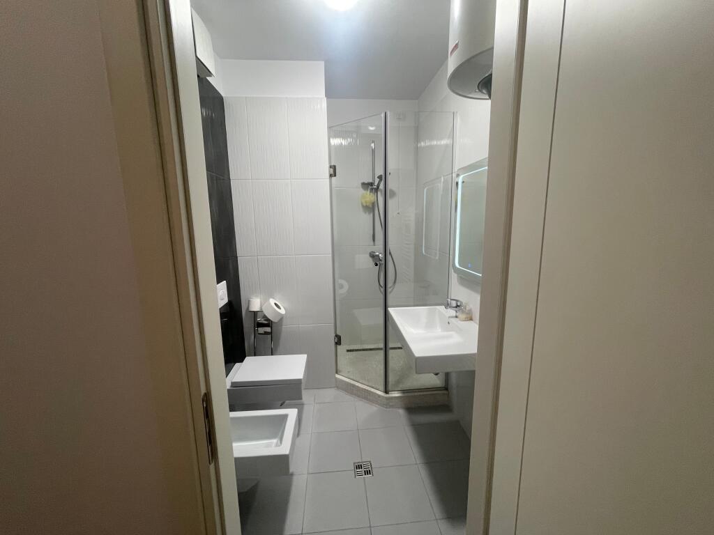 Jepet apartament me qera tek Ambasador 3