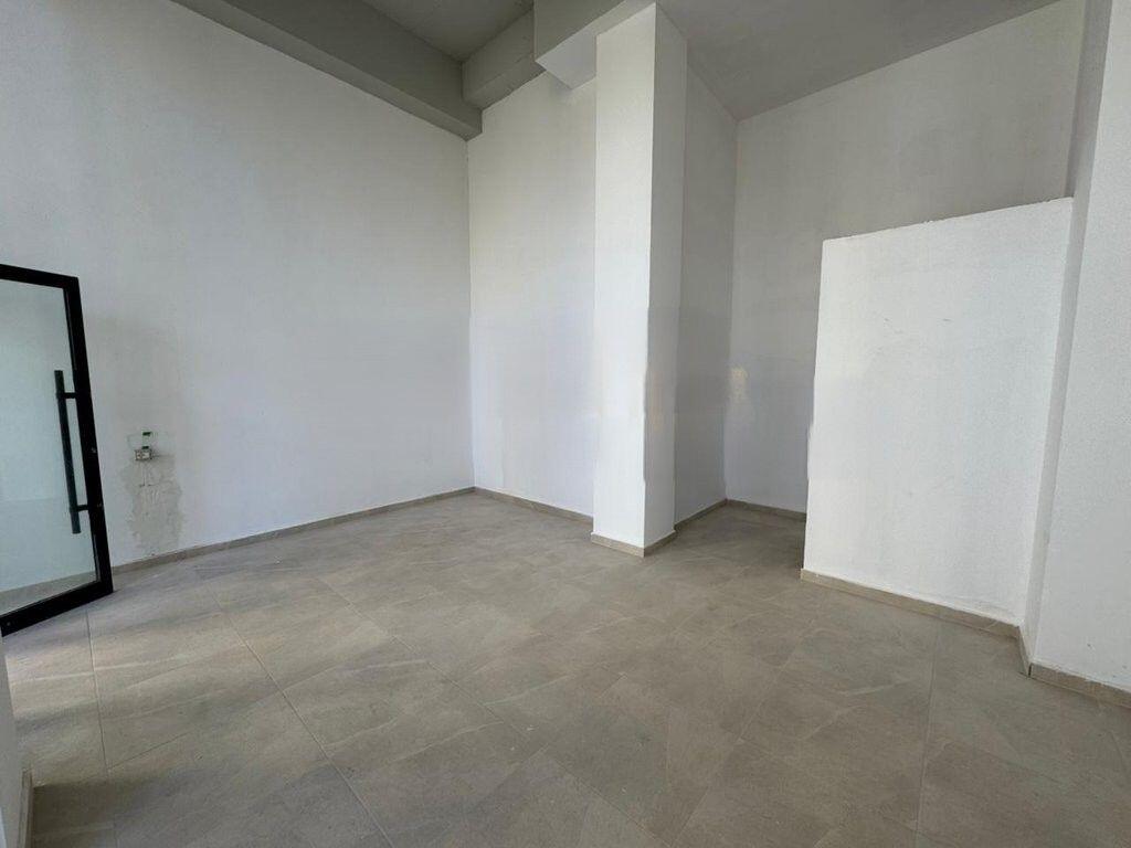 Jepet Ambient Komercial Per Qira prane Shkolles se Kuqe ! 400 € /Muaj