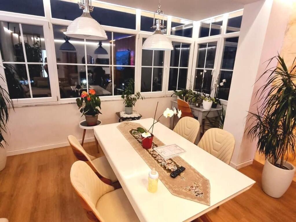 Rruga e Kavajes, prane Square 21 japim me qira: 3+1+2 tualete