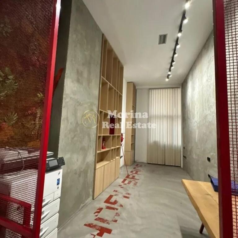 Qera | Ambjent Biznesi | Rruga Bardhok Biba , Galeria 17 Nentori 500 €/muaj