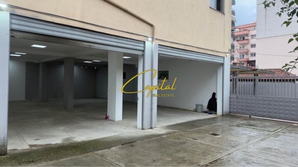 LOCALE COMMERCIALE IN AFFITTO 200 M2 FRESKU 100.000 LEKE