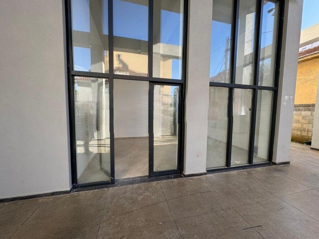 Jepet Ambient Komercial Per Qira prane Shkolles se Kuqe ! 400 € /Muaj