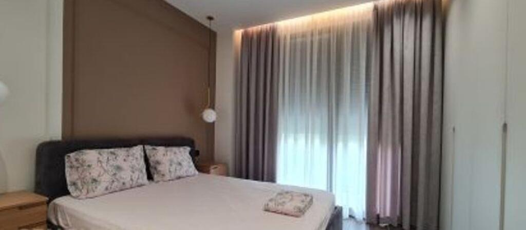 Jepet me Qira Apartament Luksoz 1+1 me Parkim – pranë TEG