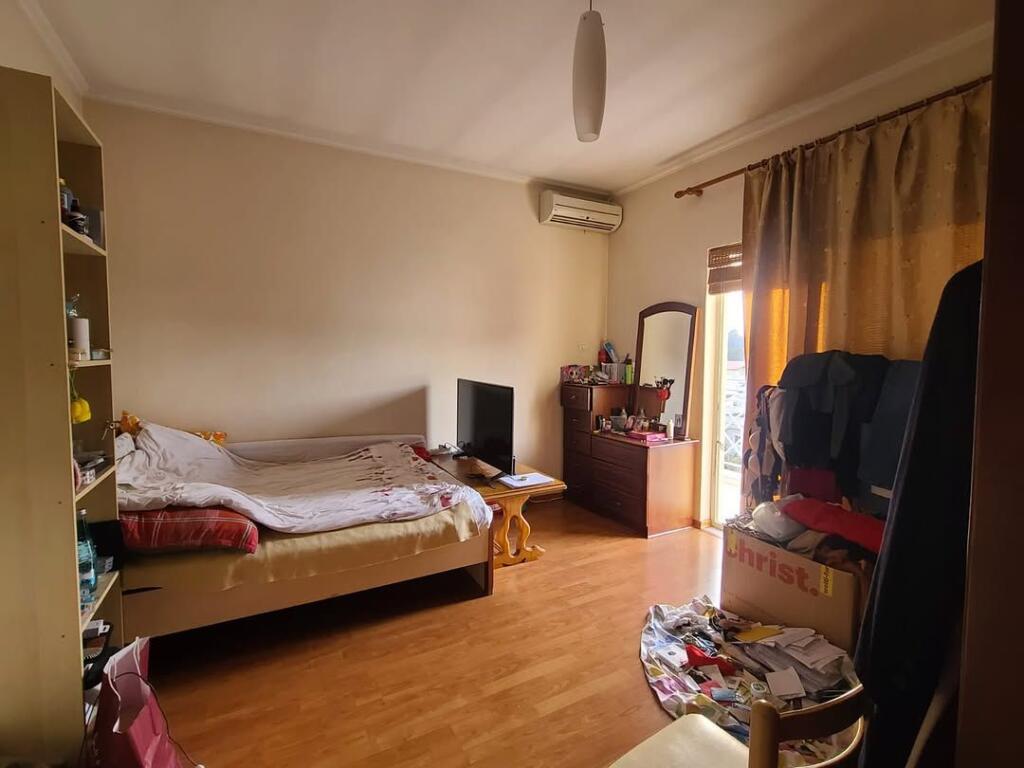 Villa di 3 piani in vendita vicino alle Ville Americane. Via 3 Fratelli Kondi 