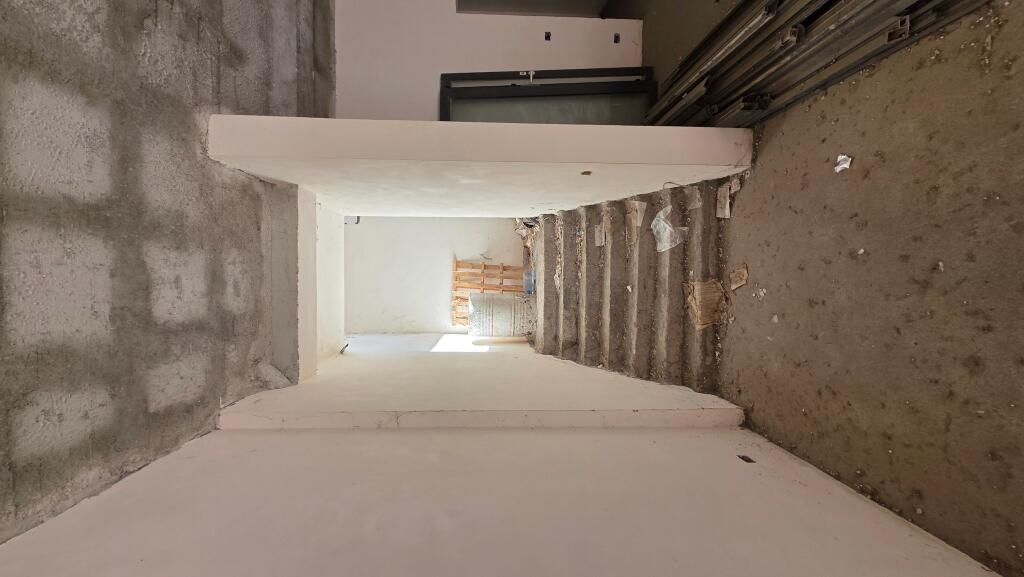 SHITET NJËSI KOMERCIALE MUNDËSI KTHIMI NË APARTAMENTE DHOMA QIRA QENDER QYTETI LUSHNJE