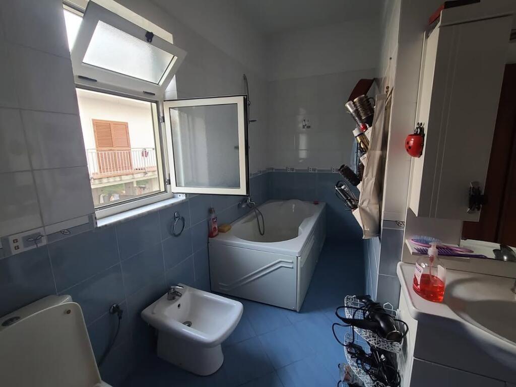 Villa di 3 piani in vendita vicino alle Ville Americane. Via 3 Fratelli Kondi 