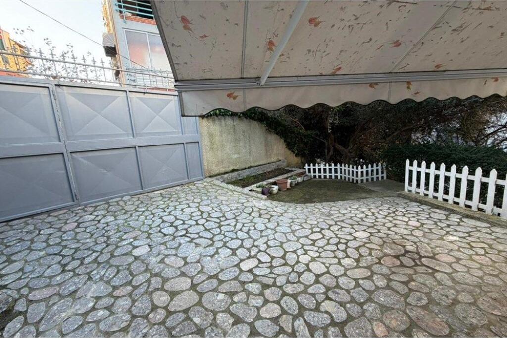 Jepet me Qira Shtëpi Private 1+1 me 2 Poste Parkimi